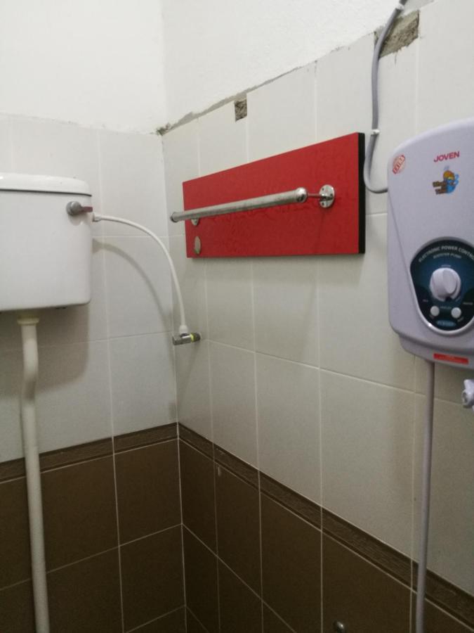 Aban Transit House Hotel Kampung Kuala Besut Exterior photo